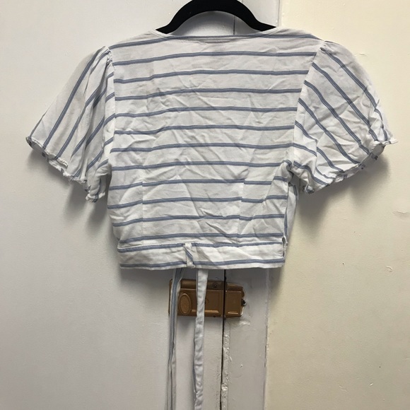 Wrap blue and white crop top - Picture 2 of 4